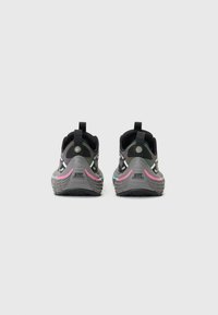 Zapatillas deportivas en negro y gris con parte superior de tela texturizada, acentos en rosa y turquesa contrastantes, y un diseño de suela redondeada.