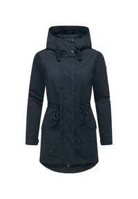 Marinblå vattentät parka-jacka med dragsko i midjan, huva och två framfickor. Har knäppknappar och en slät текстur.