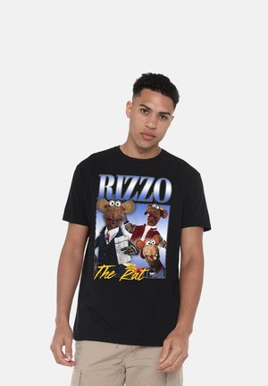 Junger Mann trägt ein schwarzes T-Shirt mit Rizzo the Rat Figuren und dem Text "Rizzo The Rat" auf der Vorderseite.