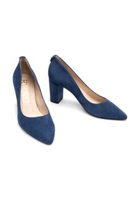 Chaussures à talons hauts en daim bleu avec un bout pointu et un talon bloc. L'intérieur présente une doublure neutre. Design minimaliste avec une texture lisse.