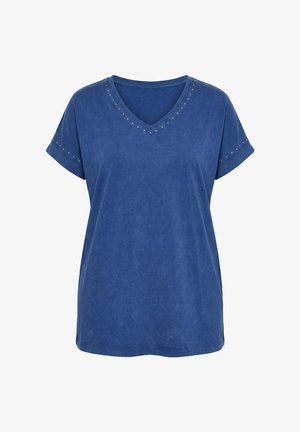 Camisa azul de manga corta con cuello en V y pequeños tachones plateados a lo largo del escote y los puños de las mangas, ajuste holgado.