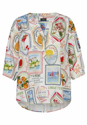 Blouse blanche avec des imprimés colorés de paysages, fruits, fleurs, voiliers et phrases italiennes, avec un col en V boutonné et des manches trois-quarts.