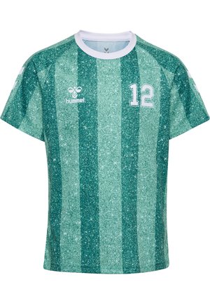 Zielona i jasnozielona sportowa koszulka w paski z białym kołnierzykiem, numerem 12 na piersiach i logo Hummel z przodu oraz na rękawach.