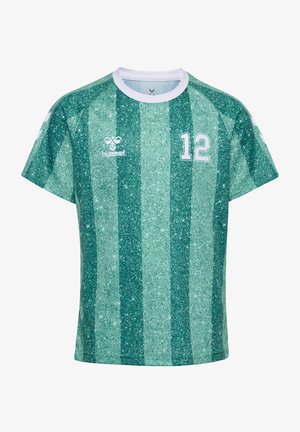 Zielona i jasnozielona sportowa koszulka w paski z białym kołnierzykiem, numerem 12 na piersiach i logo Hummel z przodu oraz na rękawach.