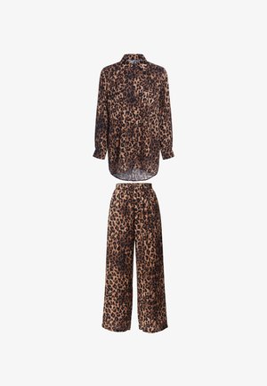 Skjorte med lange ærmer og knapper samt bukser med vidde ben i brun og sort leopardmønster på hvid baggrund.