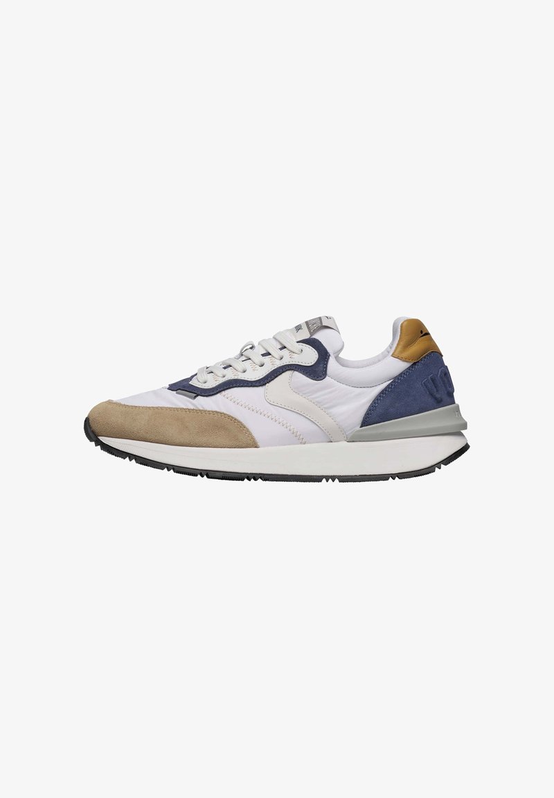 Sneaker bianco e blu navy con punta in suede color tan, corpo in tessuto testurizzato e suola in gomma grigia. Presenta chiusura con lacci e collo imbottito.