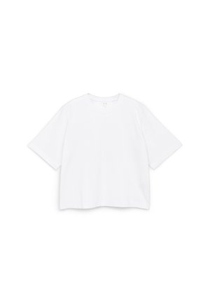 Camiseta blanca de manga corta con cuello redondo y un ajuste ancho y suelto, mostrada sobre un fondo blanco liso.