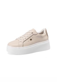 Sneaker in pelle beige con suola piatta bianca, punta rotonda, lacci frontali e dettagli metallici sui lati. Texture liscia in tutto il corpo.