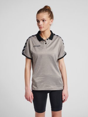 Graues Polohemd mit schwarzem Kragen und seitlichen Streifen, mit dem "hummel"-Logo. Kombiniert mit schwarzen Fahrradhosen. Glatte Stoffstruktur.
