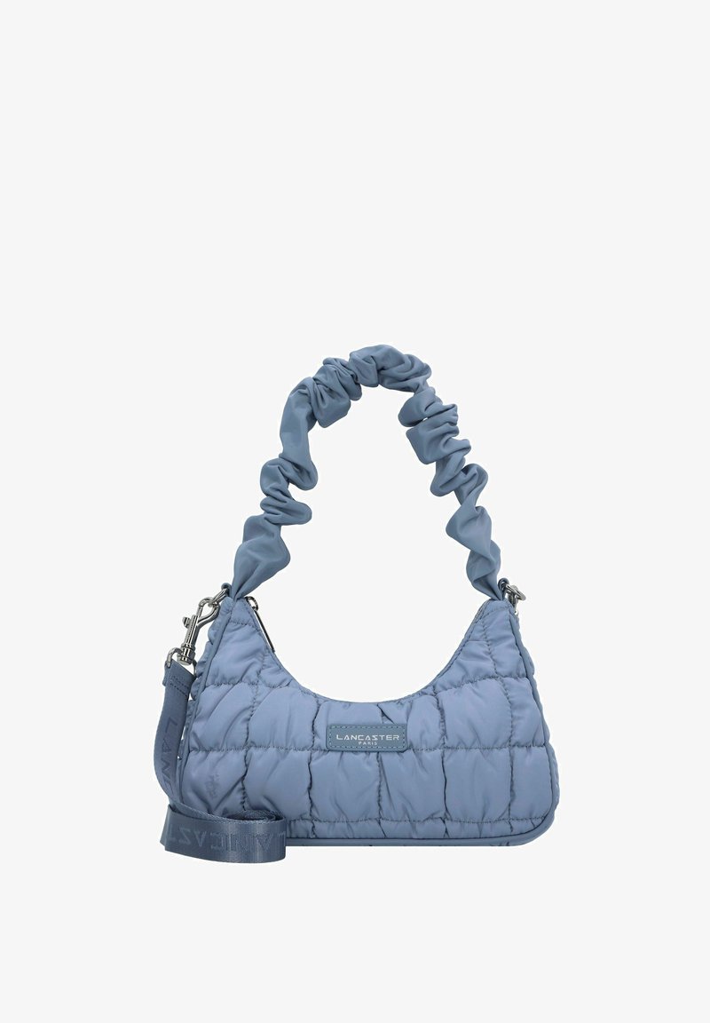 Sac à main bleu matelassé avec une anse en tissu froncé, quincaillerie argentée et une bandoulière amovible. Texture lisse avec un éclat subtil.