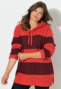 Dopasowany sweter z kapturem ma pionowe pasy w kolorze czerwonym i ciemnym burgundzie, z luźnym krojem oraz ściągaczami przy mankietach i dolnym brzegu.