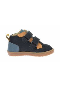 Stivale per bambino con camoscio nero e blu, dettagli in pelle marrone, doppie cinghie in velcro e suola in gomma beige. Dotato di un piccolo manico.