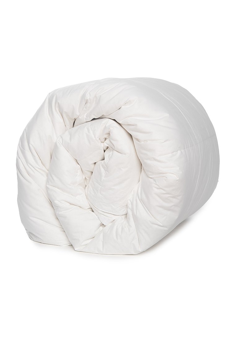 Duvet bianco arrotolato con una texture liscia e morbida. Presenta cuciture ricamate per struttura e isolamento, ideale per la biancheria da letto.
