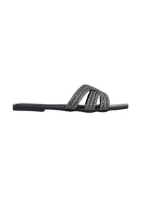 Sandali piatti neri con tre cinghie intrecciate adornate con piccole borchie in argento. La soletta è piatta e realizzata in gomma per un comfort ottimale.