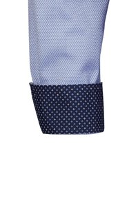 Cuff di camicia blu con motivo, caratterizzato da una texture a piccoli diamanti blu chiaro e un polsino blu scuro con un motivo geometrico a stelle.