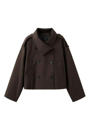 Giacca corta doppiopetto marrone scuro con ampio colletto, maniche lunghe, spalline sulle spalle e tasche applicate frontali, esposta su sfondo bianco.