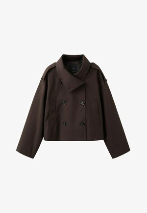 Donkerbruin cropped double-breasted jasje met brede kraag, lange mouwen, schouderepauletten en opgestikte voorzakken, getoond op witte achtergrond.