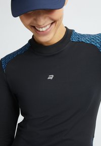 Maglia sportiva nera a maniche lunghe con accenti blu a fantasia sulle spalle. Presenta un colletto alto e un piccolo logo sul davanti.