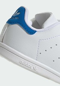 adidas Originals STAN SMITH COMFORT CLOSURE KIDS - Baby shoes - cloud white   cloud white   blue bird