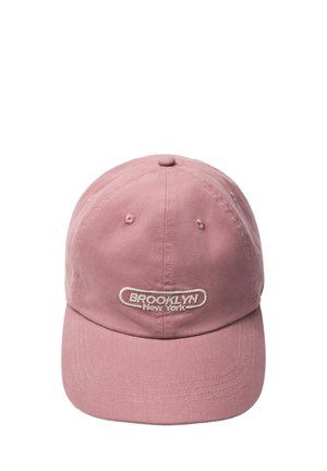 Hellrosa Baseballkappe mit weiß besticktem Text "Brooklyn New York" vorne in der Mitte.