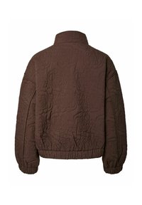 Chaqueta acolchada marrón con relieve floral, cuello alto, puños y dobladillo elásticos, con un ajuste holgado y textura acolchada.