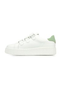 Sneakers bianchi con tre cinturini regolabili e un accento verde sul tallone. Presentano una suola piattaforma testurizzata. Parte superiore in pelle liscia.