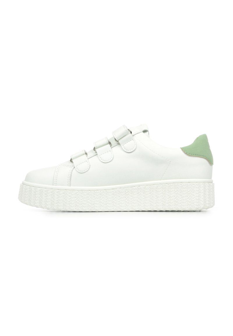 Sneakers bianchi con tre cinturini regolabili e un accento verde sul tallone. Presentano una suola piattaforma testurizzata. Parte superiore in pelle liscia.