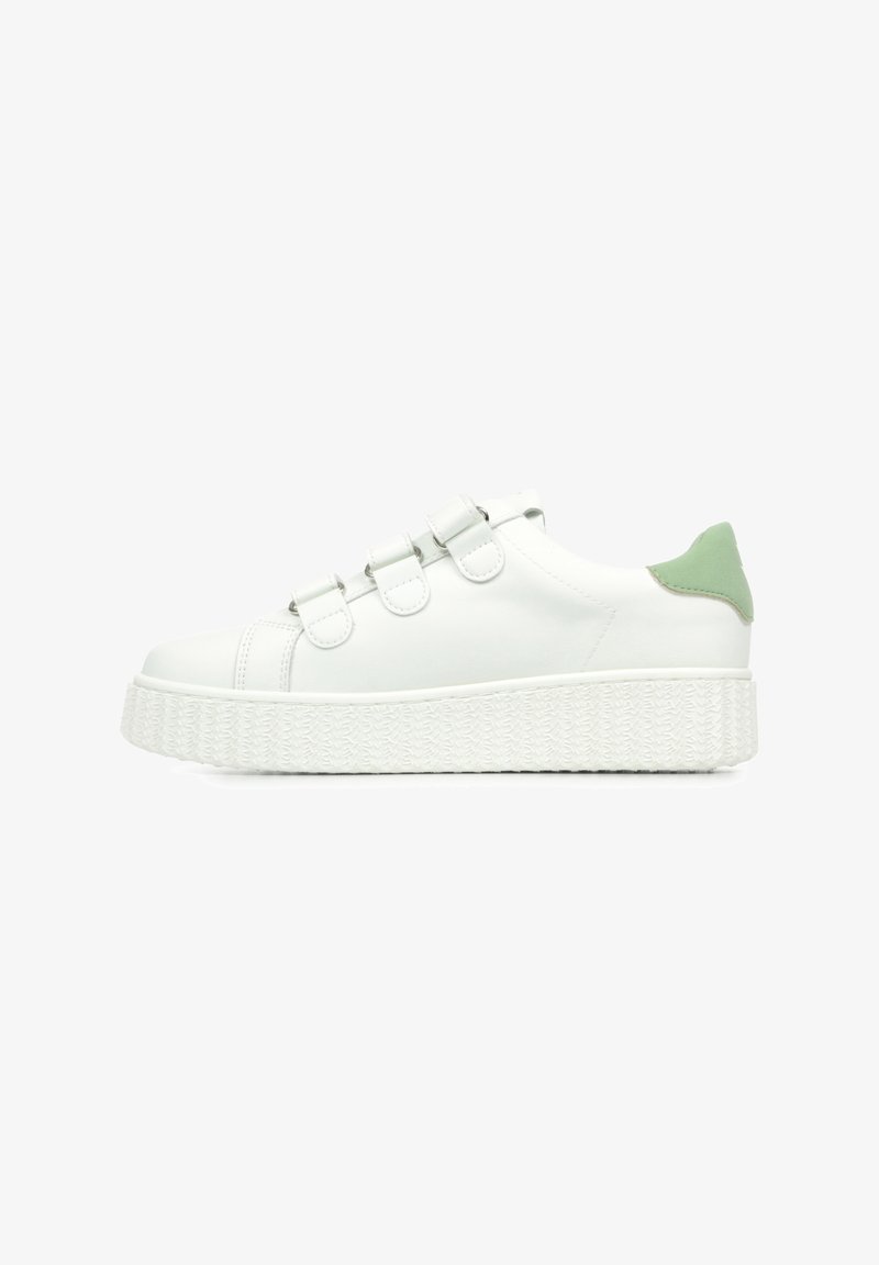 Baskets blanches avec trois sangles ajustables et un accent vert sur le talon. Dotées d'une semelle plateforme texturée. Tige en cuir lisse.