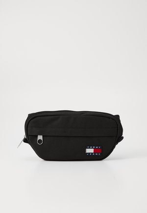 Pochette en tissu noir avec fermeture éclair, dotée d'une poche avant et d'un petit patch en couleur multicolore "TOMMY JEANS". Design compact et durable.