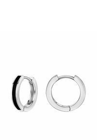 Srebrne kolczyki koła o eleganckim wzornictwie; jeden z czarnym akcentem w formie pasku, drugi całkowicie srebrny. Gładkie, polerowane wykończenie.