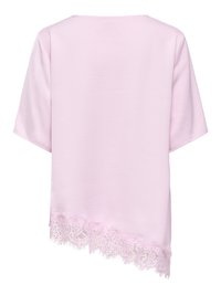 Haut rose clair à manches courtes avec un ourlet asymétrique et une délicate bordure en dentelle le long du bord inférieur.
