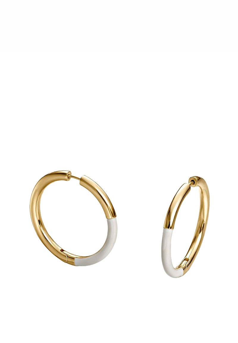 Pendientes de aro dorados con un diseño liso y redondeado que presenta un acento de esmalte blanco en la parte inferior. Ligeros con un acabado pulido.