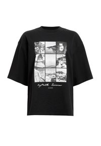 Camiseta negra de gran tamaño con una cuadrícula de fotografías en blanco y negro en la parte delantera y el texto "Verano Infinito" debajo.