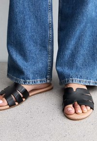 New Look Wide Fit WIDE FIT FAUX LEATHER CUTOUT FLAT - Sandalen - black