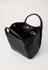 Bolsa tote preta feita de imitação de couro texturizado, com um fecho e detalhes em dourado brilhante. O interior apresenta um bolso com zíper.