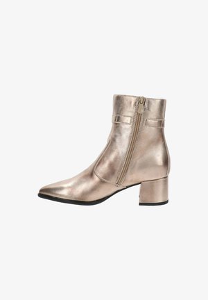 Bottine en métal doré rose avec un bout pointu, fermeture éclair sur le côté et un talon épais. Texture lisse avec des accents minimalistes et sans motifs visibles.