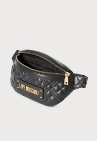 Svart quiltad Love Moschino bälteväska med gyllene dragkedja och logoplatta, delvis öppen som visar det svarta inre fodret.