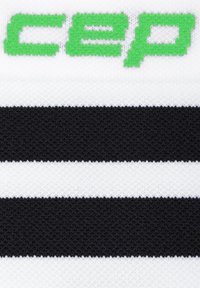 Tessuto a strisce bianche e nere caratterizzato da un design a maglia testurizzata, con bold lettering verde "cep" ben in mostra.