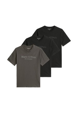 Sæt med tre t-shirts med korte ærmer og rund hals, den forreste mørkegrå med teksten "Marc O'Polo", to sorte bagved med lignende design.
