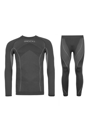 Schwarzes sportliches Baselayer-Set, bestehend aus einem langärmligen Oberteil mit figurbetontem Schnitt und passenden Leggings. Akzentuiert durch weiße Nähte und Branding.