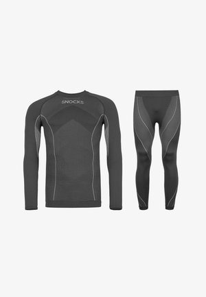 Schwarzes sportliches Baselayer-Set, bestehend aus einem langärmligen Oberteil mit figurbetontem Schnitt und passenden Leggings. Akzentuiert durch weiße Nähte und Branding.