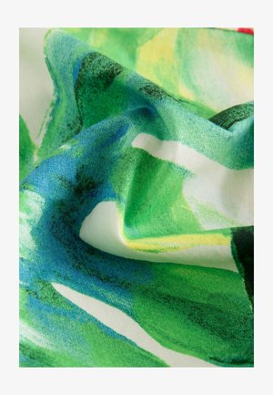 Textiel met een levendig abstract ontwerp met groene, blauwe en gele tinten. Het heeft een zachte, gladde textuur en een vloeiende val van de stof.