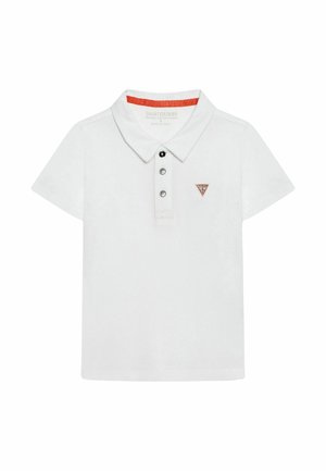 Polo bianca a maniche corte con tre bottoni e piccolo logo rosso Guess sul petto sinistro, bordatura interna del colletto arancione.