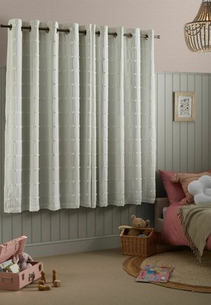 Weiße strukturierte Vorhänge hängen an einer Stange in einem gemütlichen Schlafzimmer mit grauen vertäfelten Wänden, einem Korb aus Weide, Spielzeug und einem rosa Bett mit Kissen und Decke.
