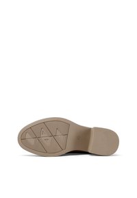 Suola di scarpa marrone con una parte inferiore in gomma texture, caratterizzata da un motivo a diamante e accenti triangolari. Colore: beige. Materiale: gomma.