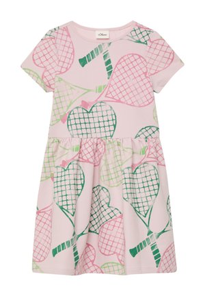 Roze jurk met korte mouwen en een geplooide taille, met grote groene en roze hartvormige patronen van tennisrackets.