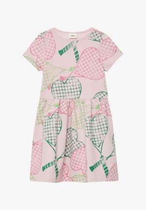 Ružové šaty s krátkym rukávom a nariaseným pásom, zdobené veľkými zelenými a ružovými srdcovými vzormi s tenisovými raketami.