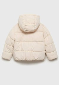 Doudoune beige clair avec capuche ; présente un design matelassé, un rembourrage épais et des manches courtes. Texture du tissu lisse.