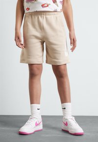 Nike Sportswear - CLUB UNISEX - Shorts - sanddrift/white Miniatyrbild 1