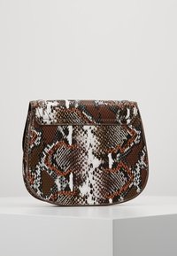 Borsa a tracolla in stampa serpente marrone e bianco con chiusura a pattina, texture liscia, forma rettangolare e dettagli metallici con intaglio arancione.